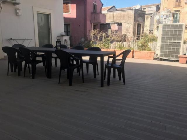 Suite Con Terrazza In Centro Storico Катания Экстерьер фото