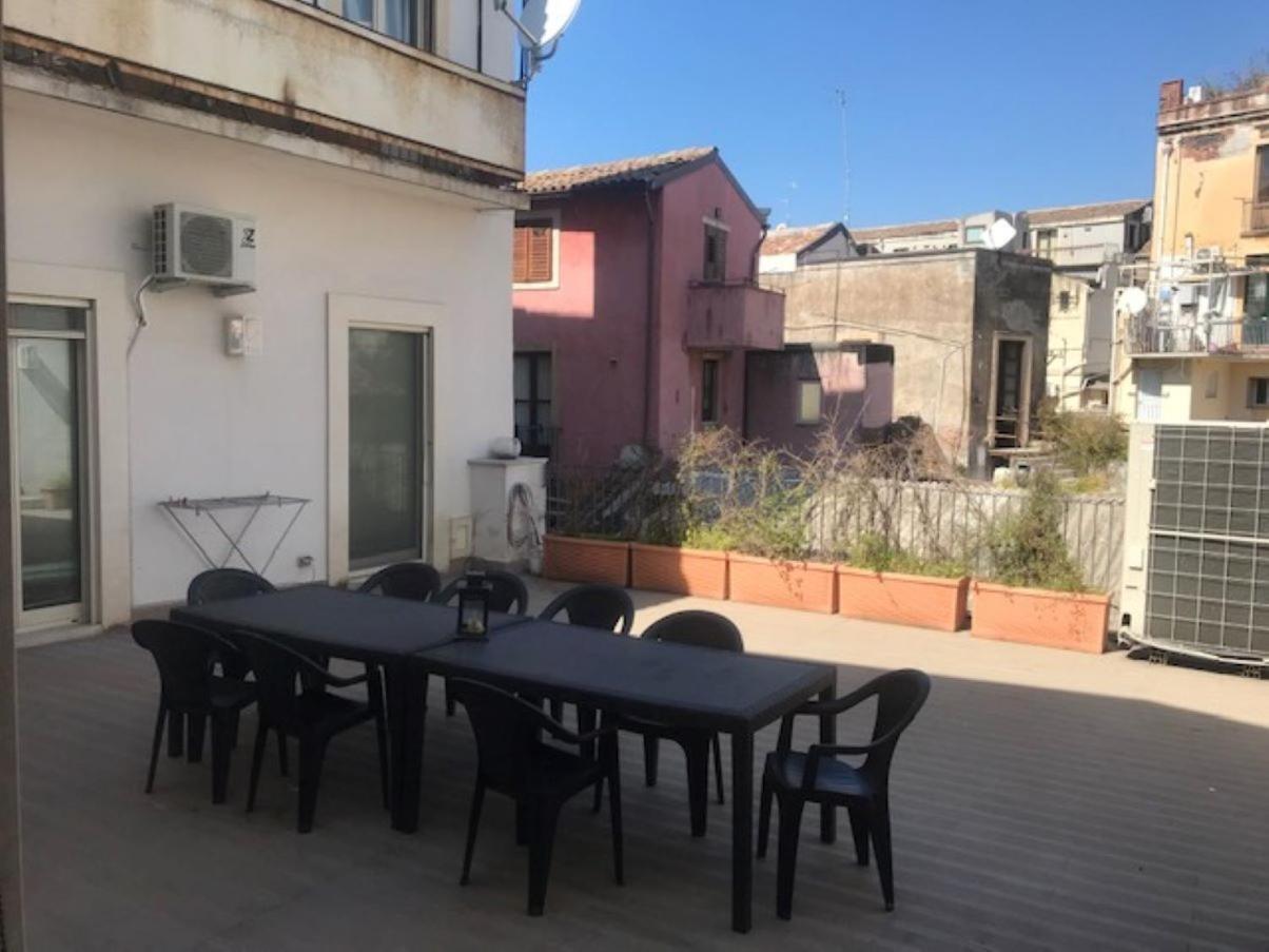 Suite Con Terrazza In Centro Storico Катания Экстерьер фото