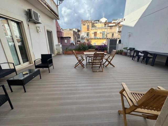 Suite Con Terrazza In Centro Storico Катания Экстерьер фото
