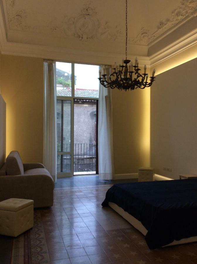 Suite Con Terrazza In Centro Storico Катания Экстерьер фото