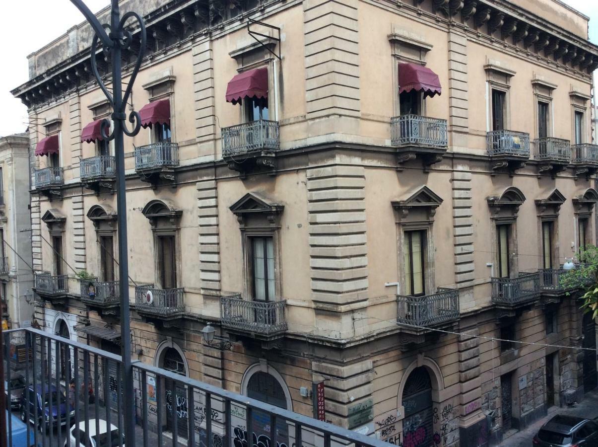 Suite Con Terrazza In Centro Storico Катания Экстерьер фото