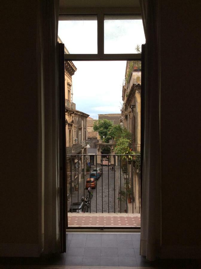 Suite Con Terrazza In Centro Storico Катания Экстерьер фото