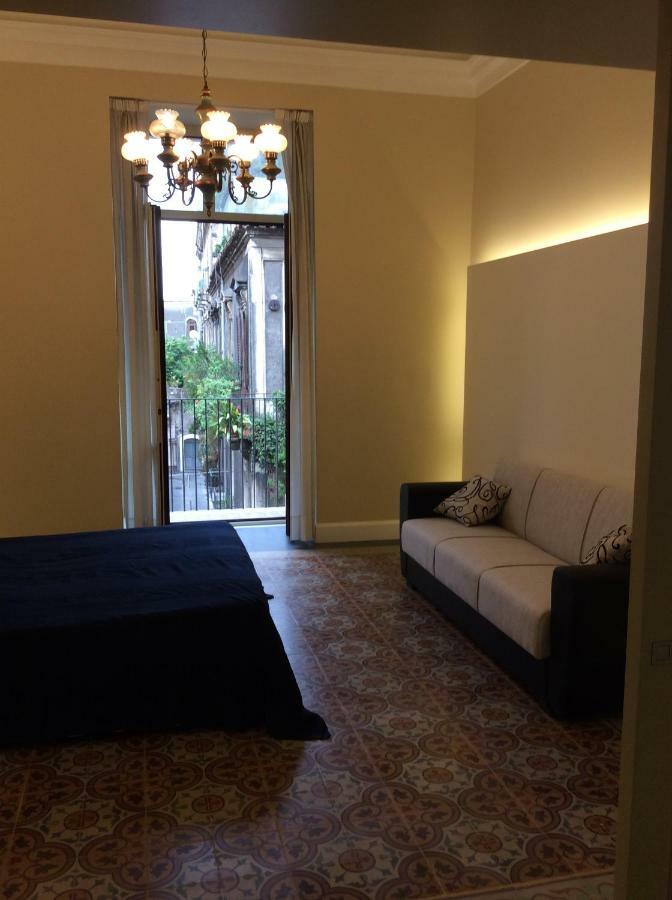 Suite Con Terrazza In Centro Storico Катания Экстерьер фото