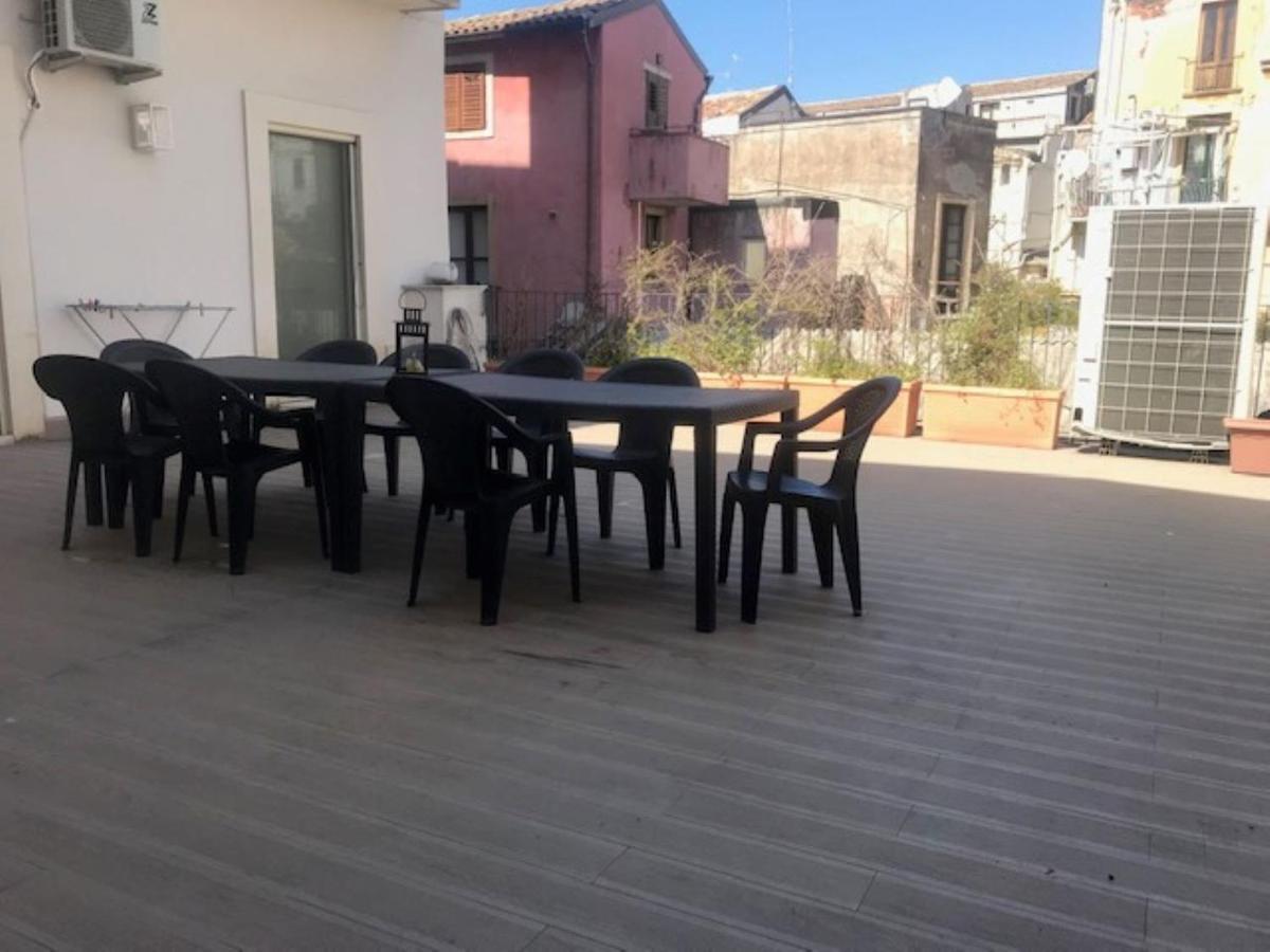 Suite Con Terrazza In Centro Storico Катания Экстерьер фото